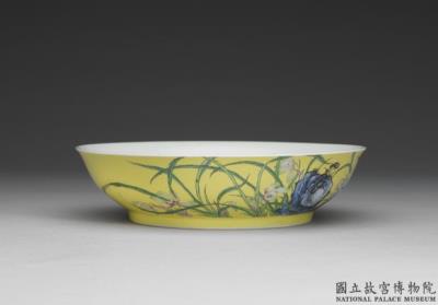 图片[2]-Dish with orchid, fungus, and rock in yellow ground of falangcai painted enamels, Qing dynasty, Yongzheng reign (1723-1735)-China Archive